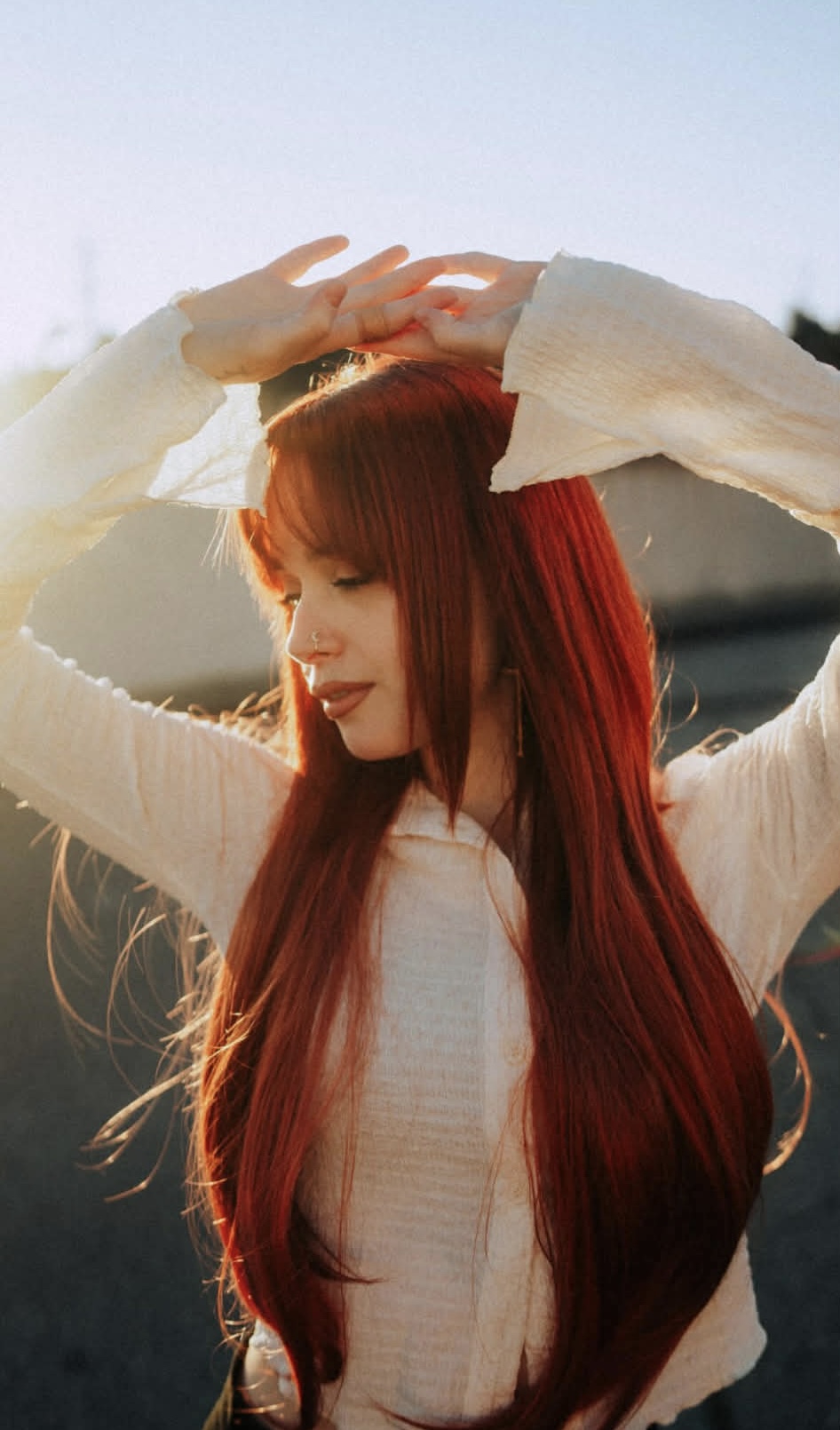 Ivy au soleil avec les cheveux rouges